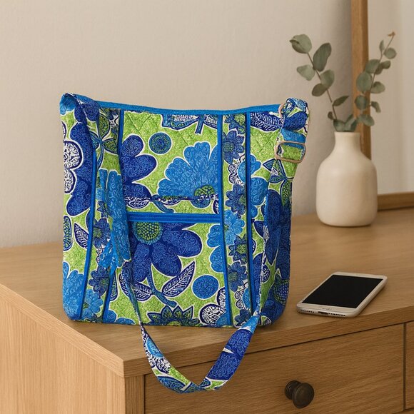 Vera Bradley Crossbody / Shoulder Bag - Retired Doodle Daisy - Blue Floral Quilt - Picture 1 of 1
